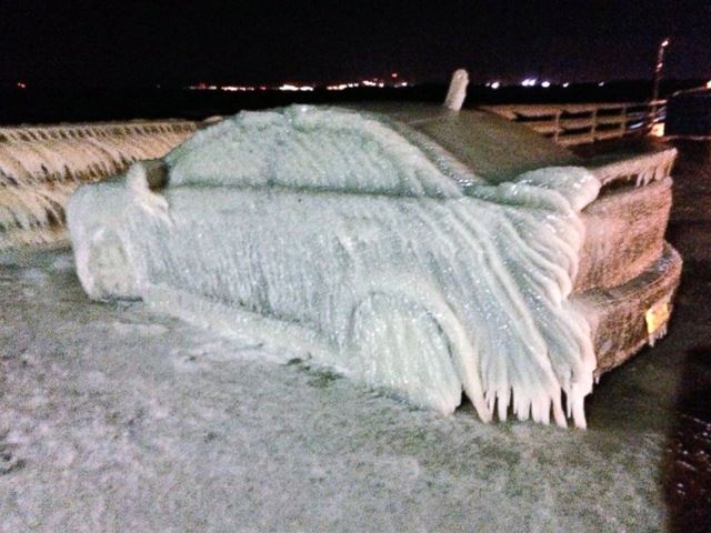Парковать автомобиль рядом с озером с ледяными волнами - суровой зимний урок